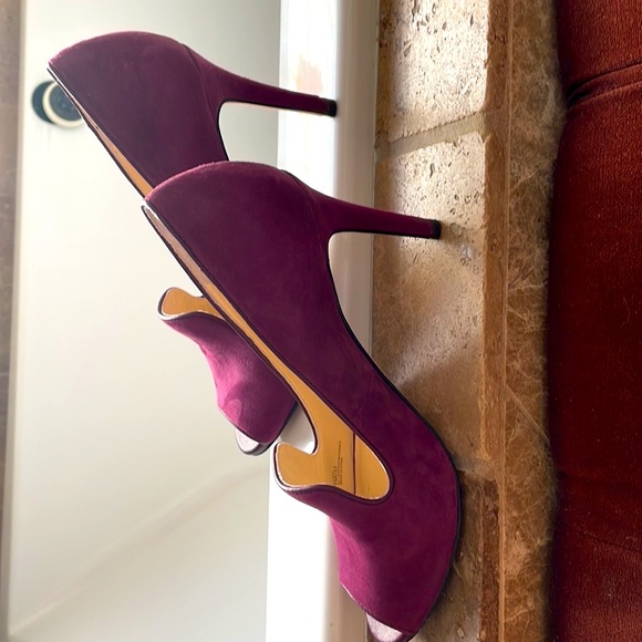 Vince Camuto Signature Suede Open toe Shoes/ heels - 7 - Picture 1 of 7